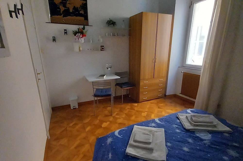 Ganze Wohnung, Among the charming historic buildings, the public garden, quiet apartment in Triest, Karst