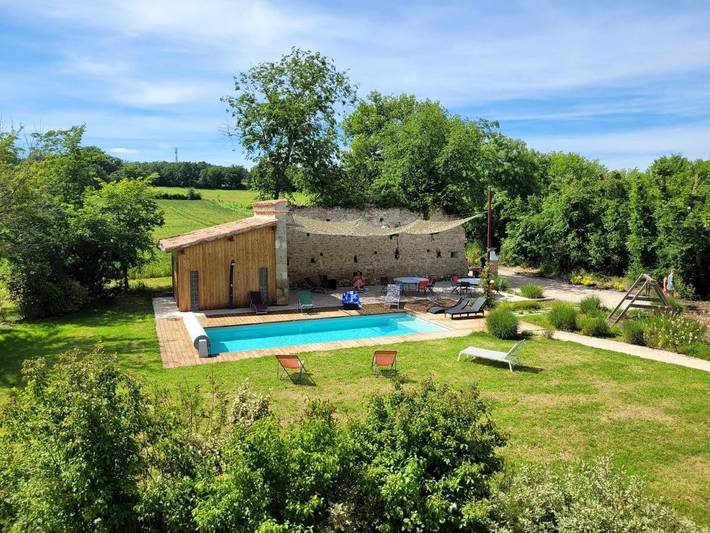 Gîte pour 15 personnes, avec piscine ainsi que jardin et vue, adapté aux familles à Saint-Sauvy