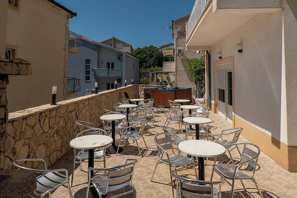 Entire apartment, 202 room with balcony, sea view & hot tub access in Lokva Rogoznica, Split-Dalmatia
