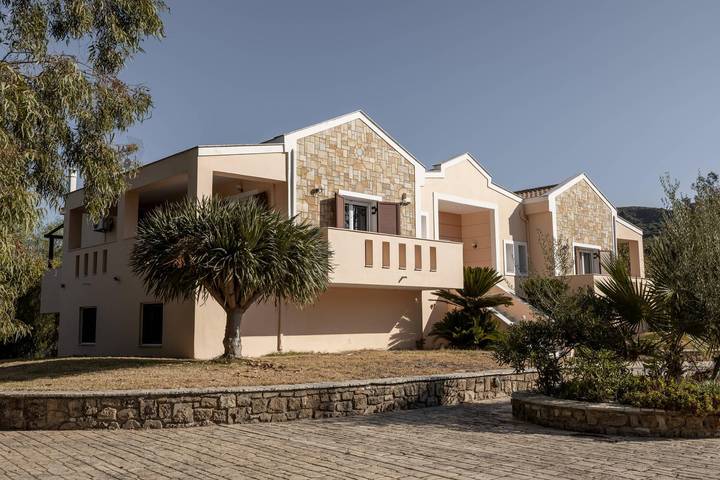 Villa for 8 people, with garden and hot tub in Kalamaki