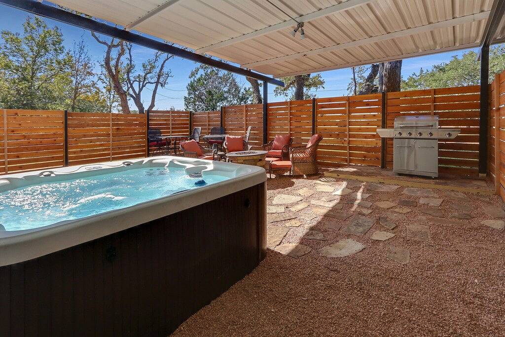 Pancho and Lefty's - Bohemian Rhapsody Retreat in Hays County