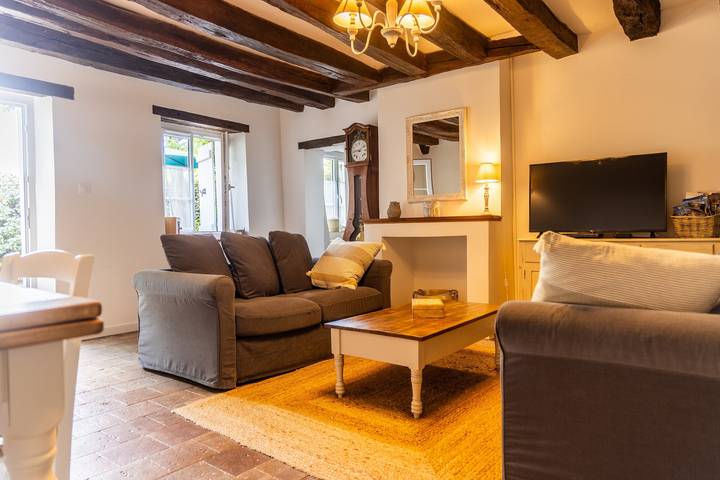 Gîte Les Hortensias avec piscine partagée, terrasse privée et Wi-Fi in Monteaux, Région de Blois