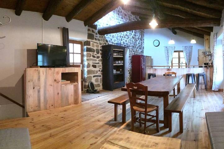 Gîte pour 11 personnes, avec terrasse et jardin, animaux acceptés à Arlempdes - 4