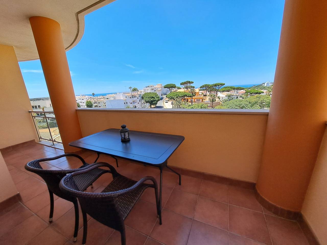 Apartamento inteiro, Apartamento 'Charming Ocean View' com Vista Mar, Wi-Fi e Ar Condicionado in Albufeira, Distrito de Faro