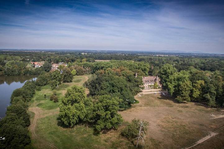 Château pour 15 personnes, avec piscine et jardin dans Allier
