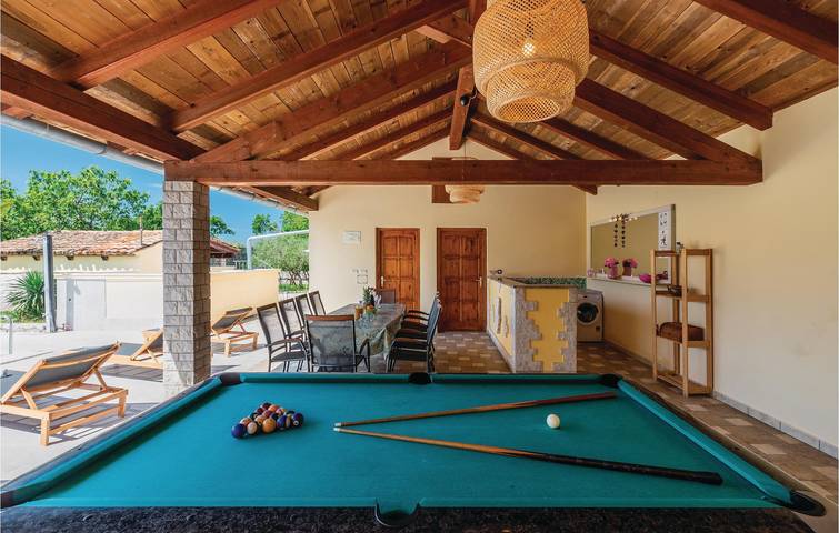 Reizende 2-Zimmer-Wohnung mit Pool und Terrasse in der Nähe des Stadtzentrums von Jursici in Jursici, Svetvinčenat