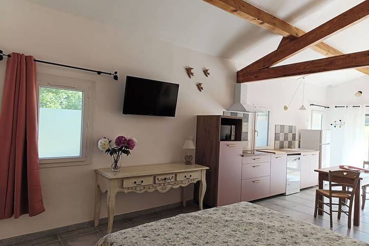 Appartement entier, Grand studio avec jacuzzi extérieur in Lagnes, Parc naturel régional du Luberon