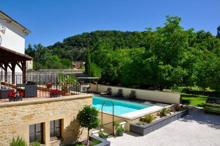 Location de vacances pour 10 personnes, avec jardin ainsi que vue et piscine à Daglan