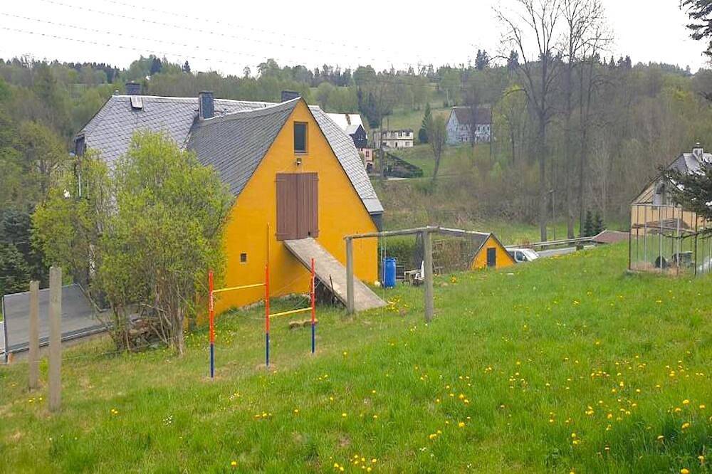 Ferienhaus in Bärenstein bei grünen Hügeln in Bärenstein, Erzgebirge