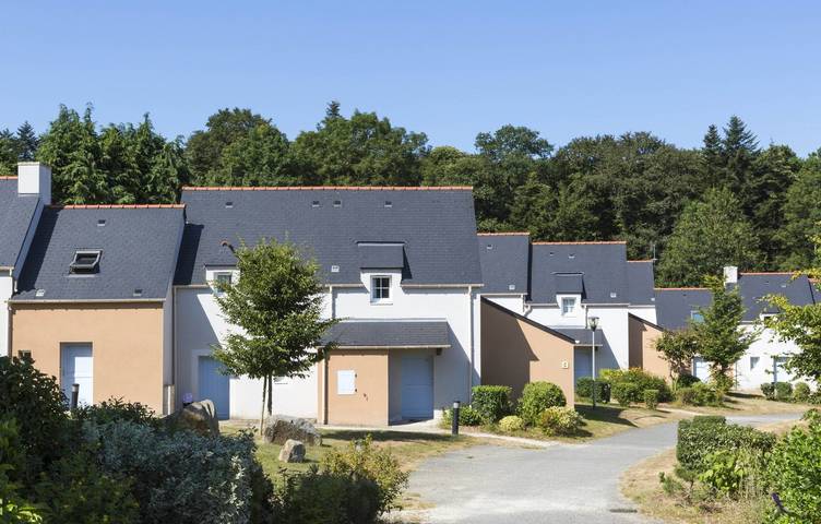 Gîte pour 8 personnes, avec piscine ainsi que terrasse et sauna, adapté aux familles à Le Tronchet - 3