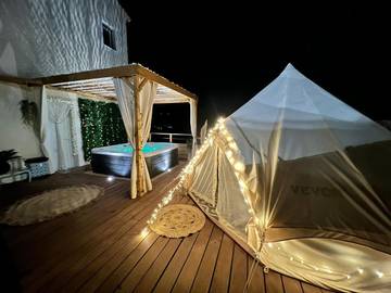 Tente pour 2 personnes, avec terrasse ainsi que jacuzzi et jardin dans les Alpes maritimes