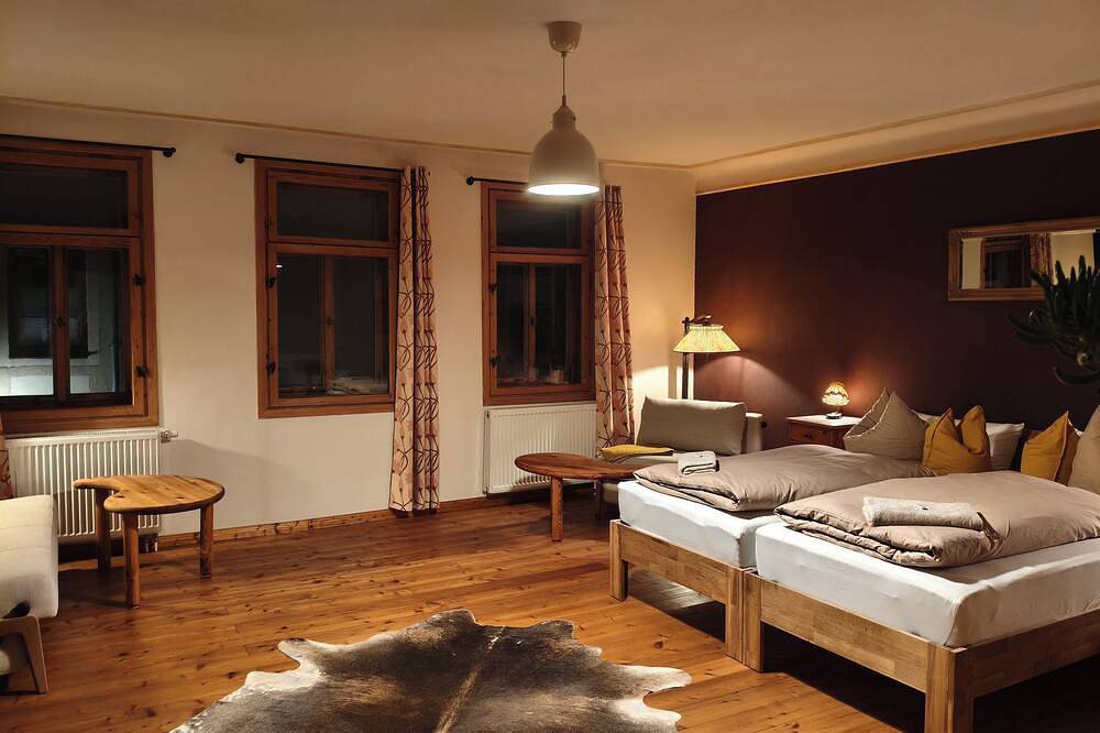 Ganze Wohnung, Ferienwohnung Künstlerbude, 2 Schlafzimmer, Balkon, Gartenblick, Sauna in Greiz, Region Greiz