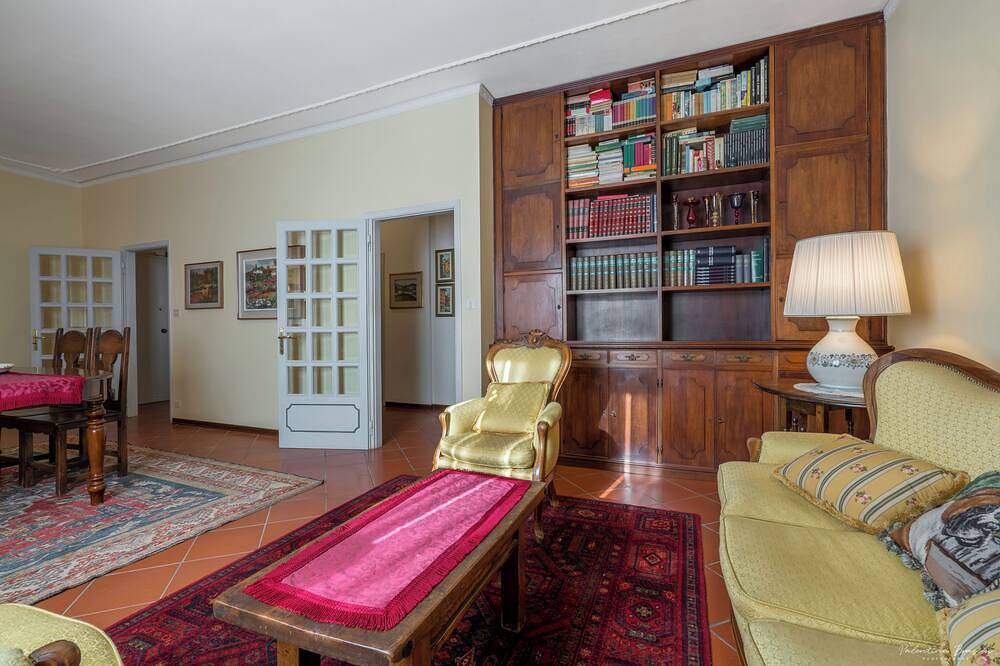 Entire apartment, Adriana House Elegant and Bright in Scandicci, Florence Province