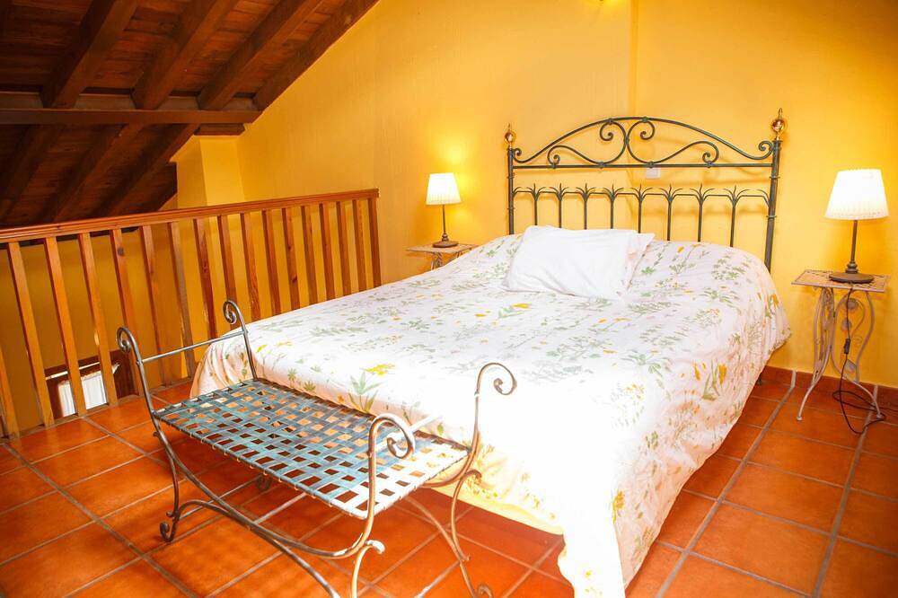 In the Medium you can enjoy a large terrace with barbecue and a small front patio in Horcajuelo de la Sierra, Madrid Province
