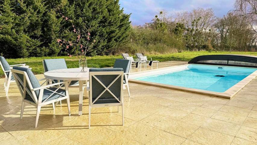 Location de vacances pour 17 personnes, avec jardin ainsi que terrasse et piscine dans Saint-Martin-de-Mâcon