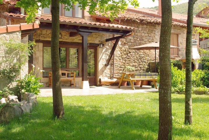 Casa rural para 9 personas, con jardín y vistas en Valle de Iguña