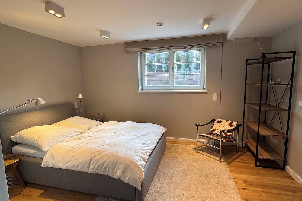 Ganze Wohnung, Sehr schöne Ferienwohnung ruhige Lage mit guten Parkmöglichkeiten und Terasse in Kleinmachnow, Mittelmark