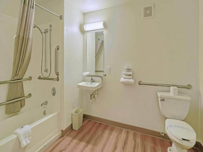 Apartamento entero, 2 Camas Completas | Bañera Adaptada Para Personas Con Movilidad Reducida Nsmk in Municipio de Maple Shade, Condado de Burlington