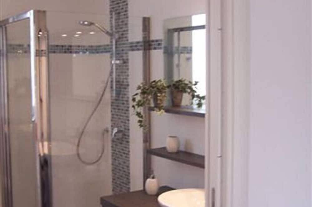 Entire apartment, 2-room apartment only 100 m from the beach and the lake promenade in Maccagno, Maccagno con Pino e Veddasca