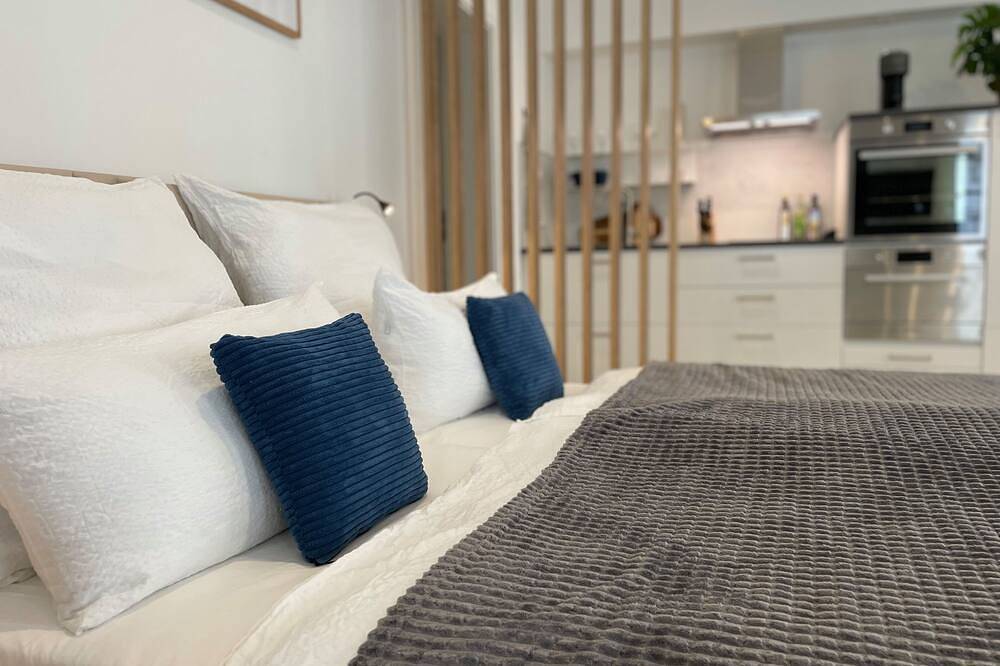 Ganze Wohnung, Zentrales Innenstadt-Studio mit Garage in Stuttgart-Mitte, Stuttgart
