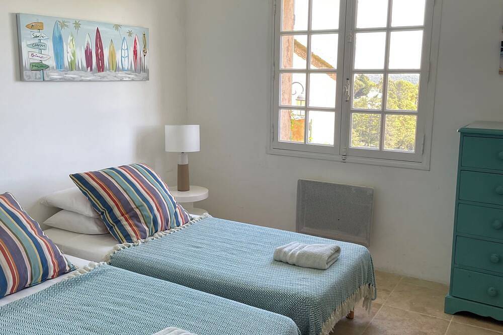 Maison de village sur flanc de colline rénovée avec piscine et vue magnifique in La Garde-Freinet, Côte méditerranéenne (France)