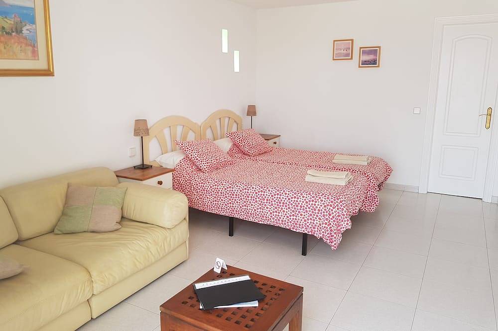 Entire apartment, Air Conditioned Studio Apartment, Pool, Sea Views, Wi-Fi, Uk & Irish Tv + sports in Puerto del Carmen, Tías