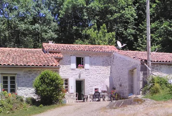 Location de vacances pour 6 personnes, avec Terrasse ainsi que Jardin et Vue dans Saint-Salvy-de-la-Balme