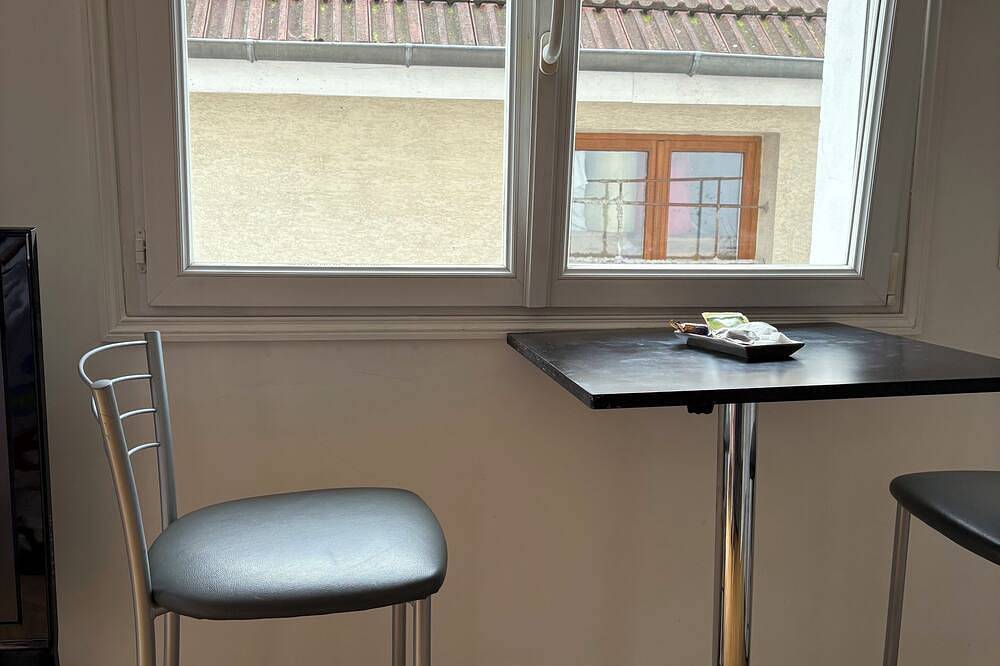 Entire apartment, Charming studio 20 minutes from Gare Saint-Lazare in Cormeilles-en-Parisis, Val-d'Oise