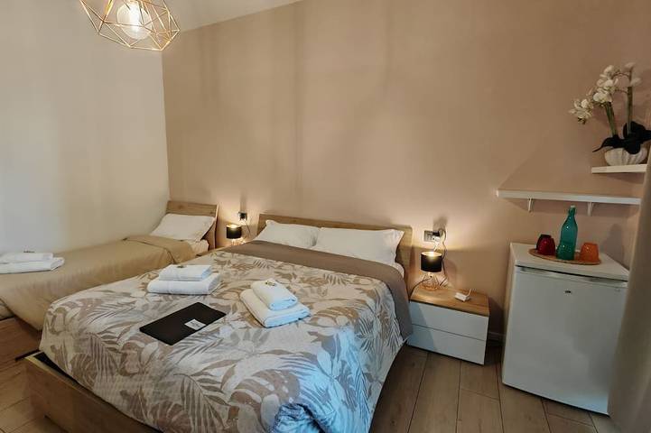 2) Double room with private bathroom 8 minutes from Milan Malpensa airport in Gallarate, Varese Provinz