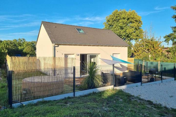 Location de vacances pour 6 personnes, avec jardin ainsi que terrasse et piscine à Saint-Denis-de-l'Hôtel