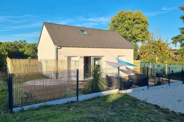 Gîte pour 6 personnes, avec jacuzzi ainsi que jardin et terrasse à Saint-Denis-de-l'Hôtel