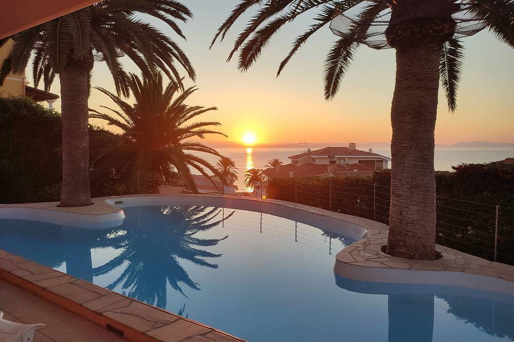 Villa Nea, para 11 personas, piscina, terraza panorámica, a 70 mt de la playa in Maladroxia, Isla de Sant'Antioco