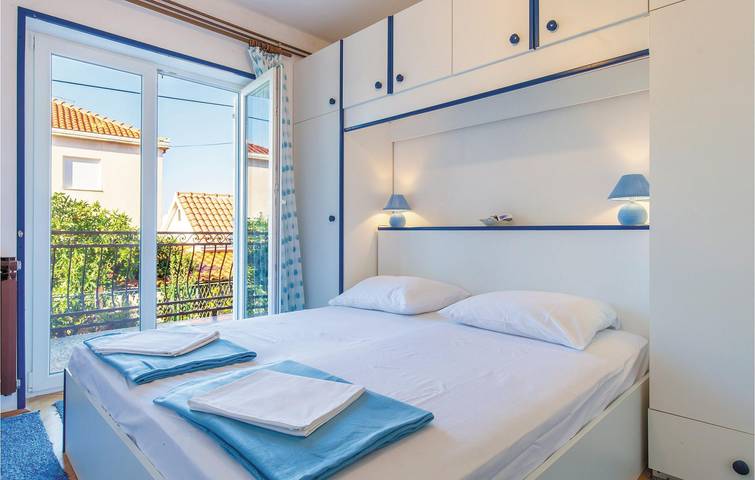 Ganze Ferienwohnung, Gemütliche Ferienwohnung mit WLAN, Parkplatz und Terrasse in der Nähe des Strandes Uvala Bočići in Okrug Gornji, Ciovo