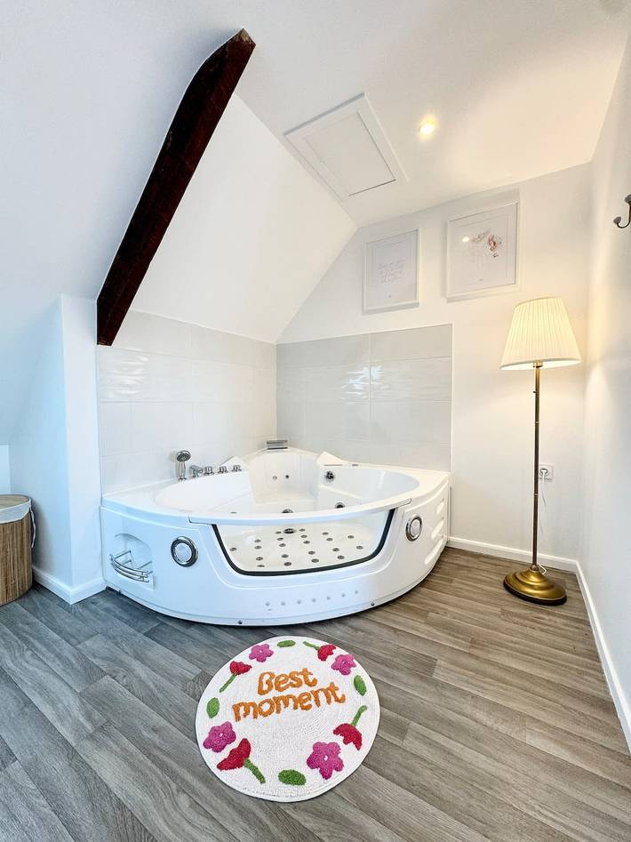 Appartement entier, L’instant rose - Cocon fleuri avec jacuzzi in Quéven, Côte des Mégalithes