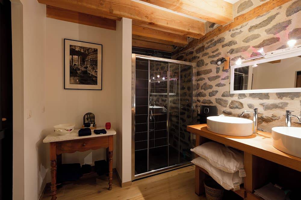Appartement entier, Le manoir de la Chaumette Appartement indépendant avec salle de jeux et piscine in Oradour, Région de Saint-Flour