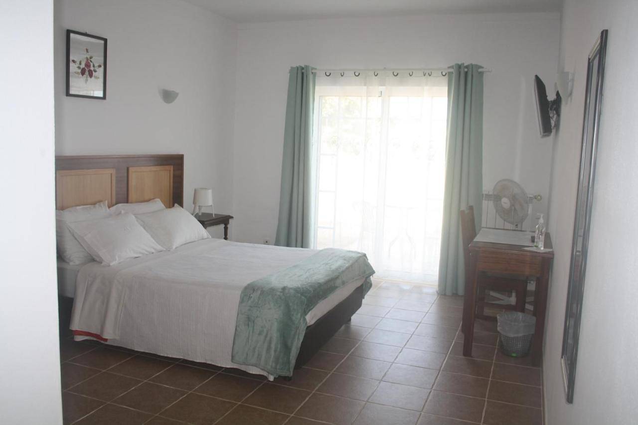 Rustic Villa Guesthouse in Santa Bárbara de Nexe, District de Faro