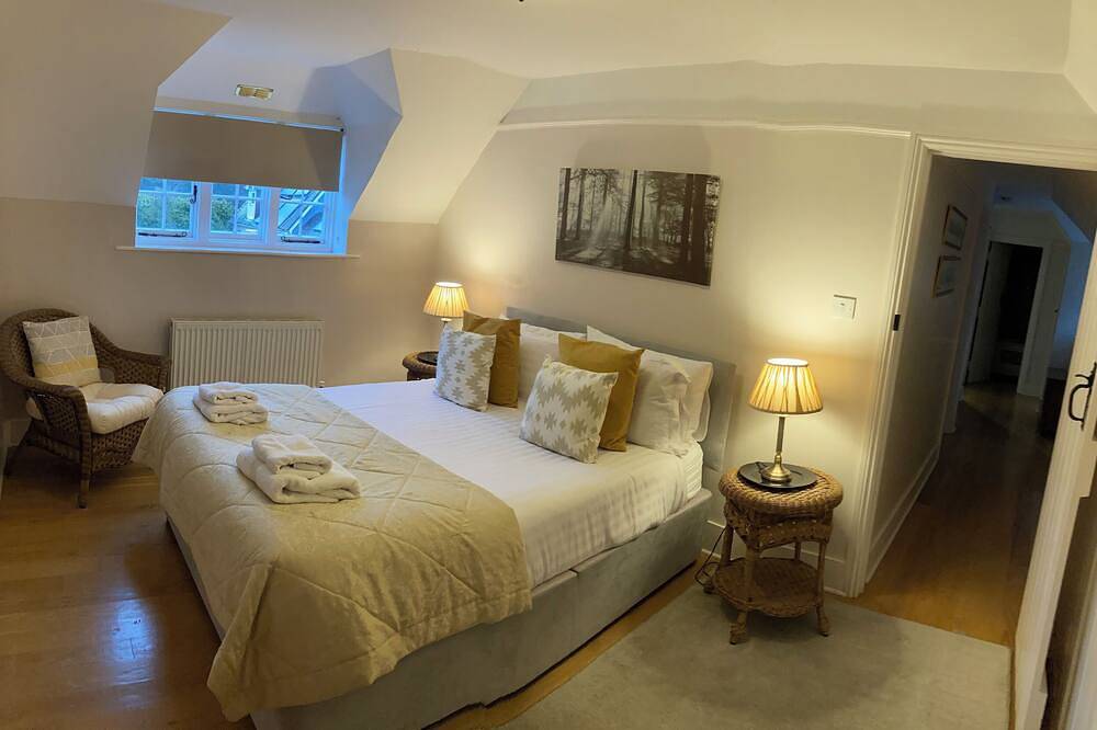 Wunderschöne Lage inmitten eines Waldes mit einfachem Zugang und in der Nähe von Burley in Burley, Hampshire