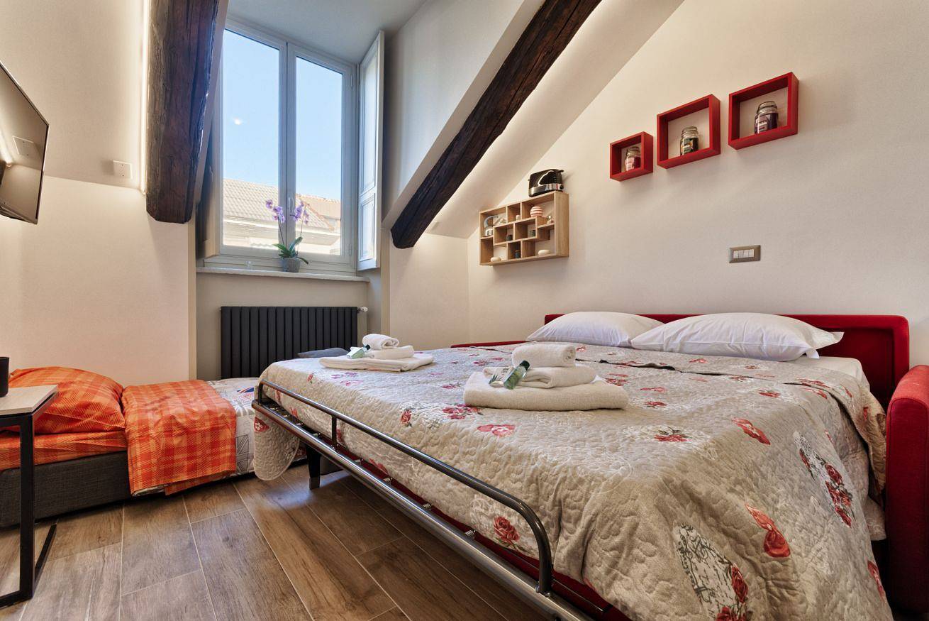 Entire apartment, Guesthost - Piazza Castello Lovely Studio in Turin, Turin Province