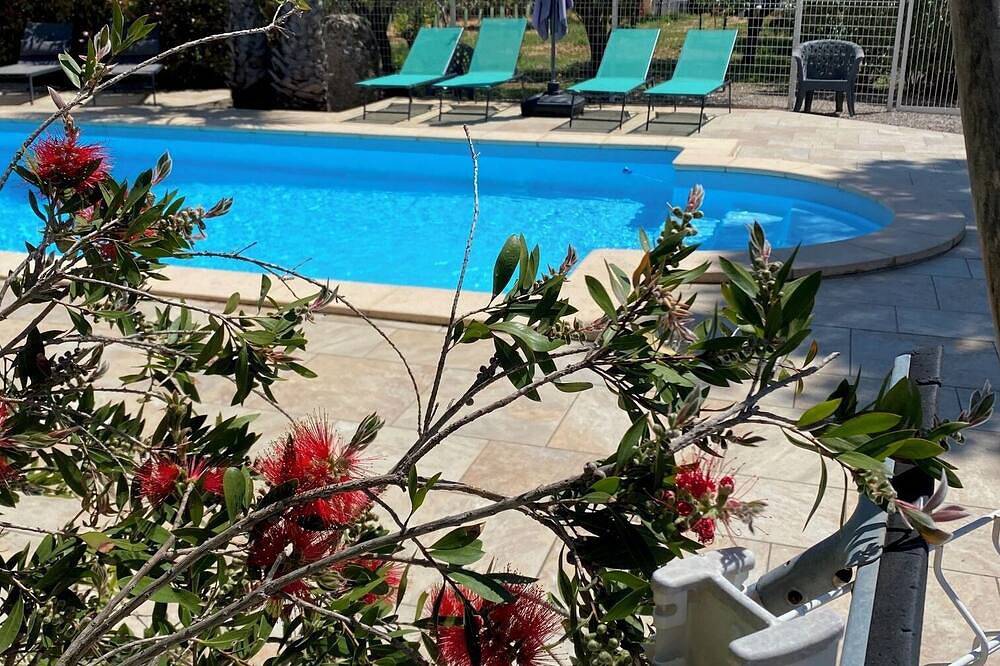 Les Favières. Gîte climatisé, Piscine. Wifi, Parking.  Mer 15min.  Cœur vignoble in Pinet (homonymie), Côte méditerranéenne (France)