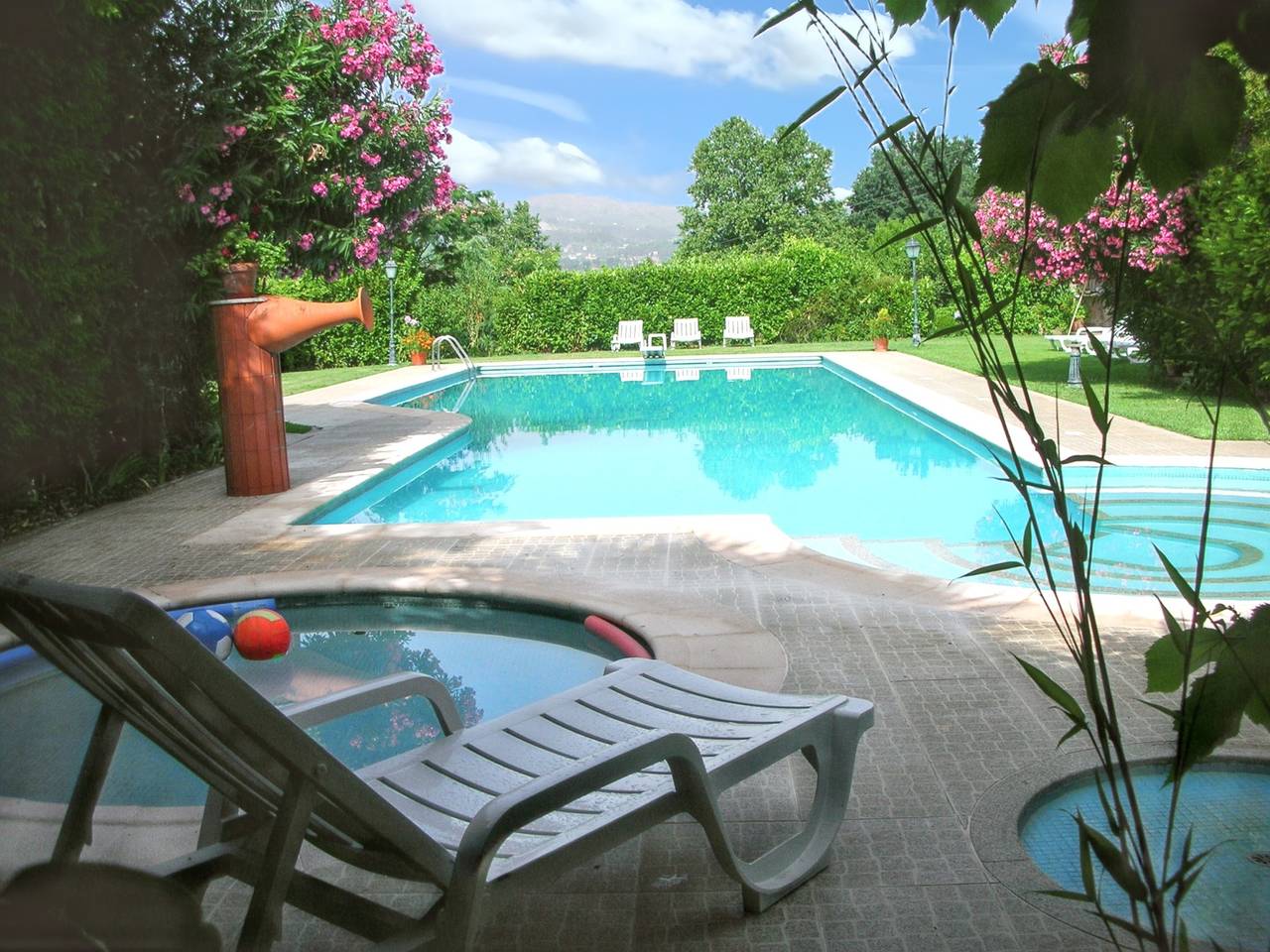 Casa confortável com vista para a montanha e piscina compartilhada in Pedraça, Distrito de Braga