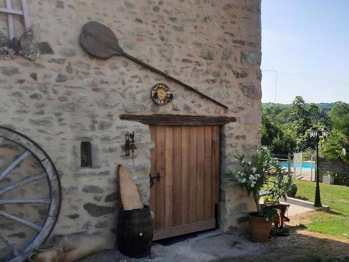 Location de vacances pour 4 personnes, avec jardin ainsi que piscine et terrasse à Les Salles-Lavauguyon - 4