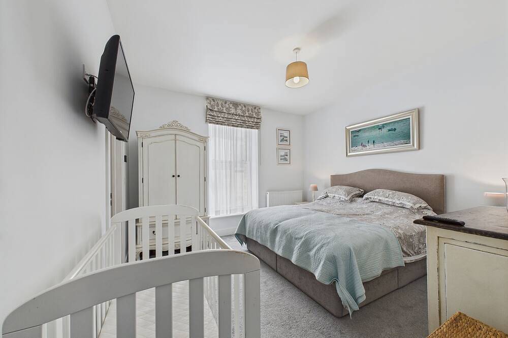 Entire apartment, Arlington Villas. Modern 2 bedroom/2 bath flat with parking. Amazing ocean views in Ilfracombe, Devon