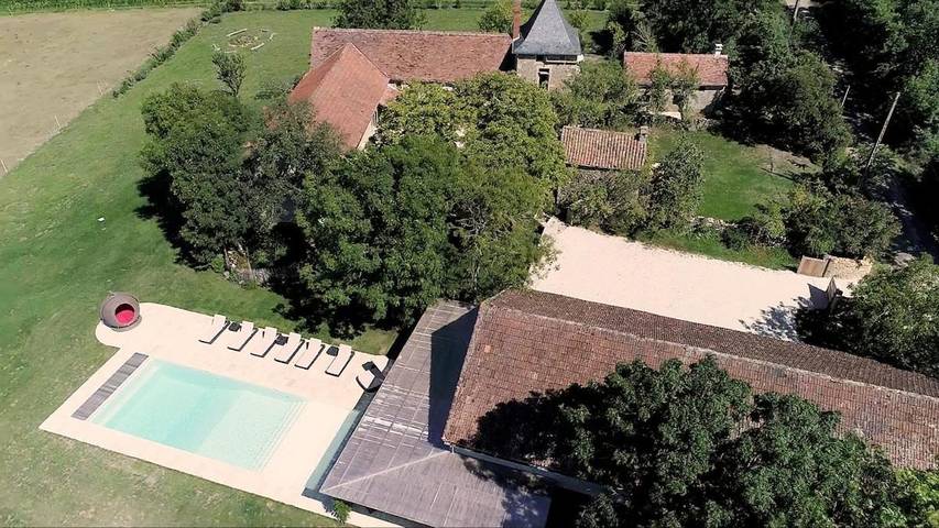 Location de vacances pour 18 personnes, avec jardin ainsi que vue et piscine à Puylagarde