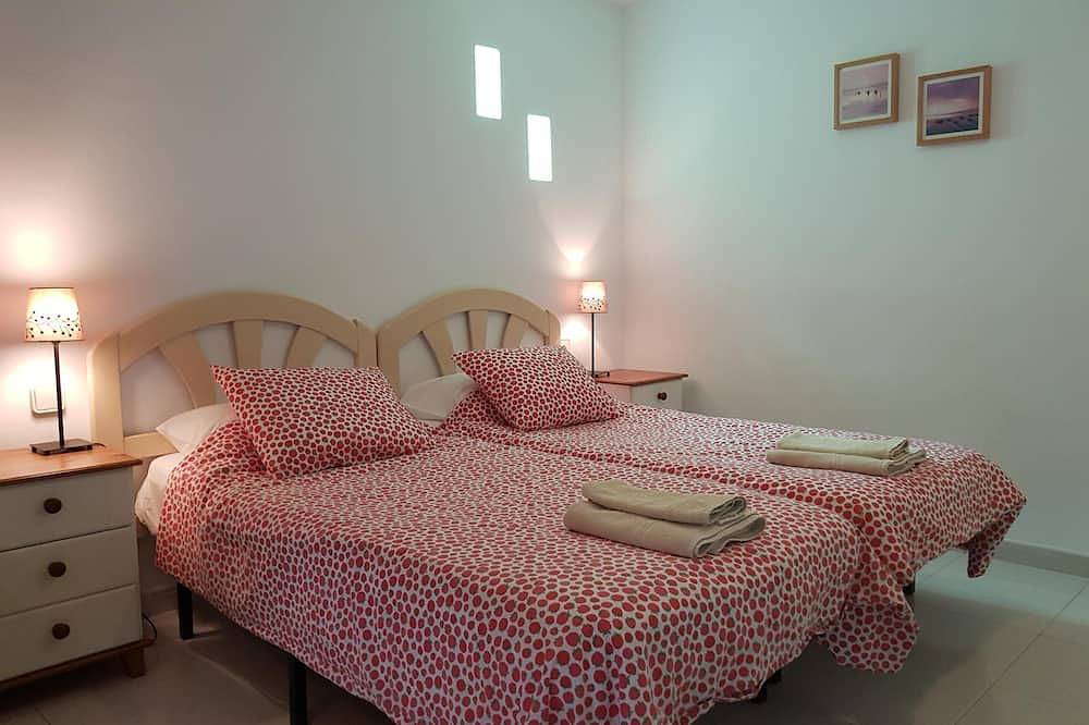 Entire apartment, Air Conditioned Studio Apartment, Pool, Sea Views, Wi-Fi, Uk & Irish Tv + sports in Puerto del Carmen, Tías