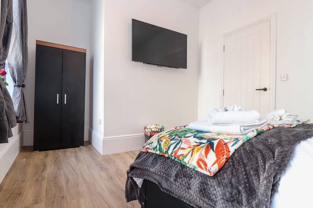 The Dynar, pet friendly, character holiday cottage in Helston in Helston, Cornwall