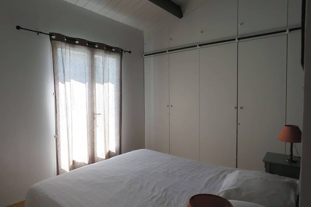 Villa with heated pool and wooded garden in Dompierre-sur-Mer, La Rochelle region