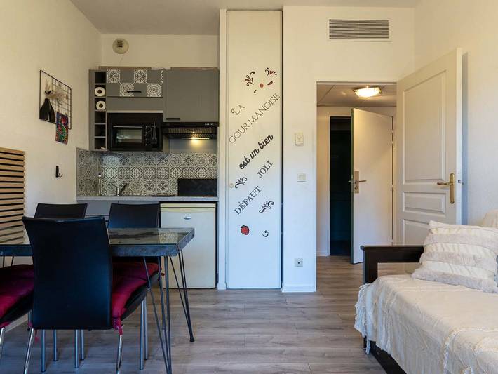 Ganze Wohnung, Reizende Ferienwohnung mit Pool und Balkon in der Nähe des Zentrums von Grasse in Grasse, Mittelmeerküste (Frankreich)