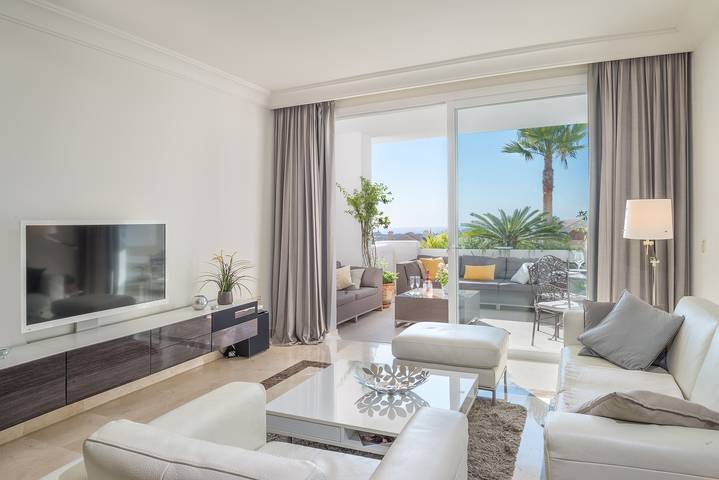 Ganze Wohnung, Apartment "Meerblickwohnung Benahavis-Marbella" mit Seeblick, Pool, Wlan, Terrasse und Garten in Paraiso Park, Benahavís