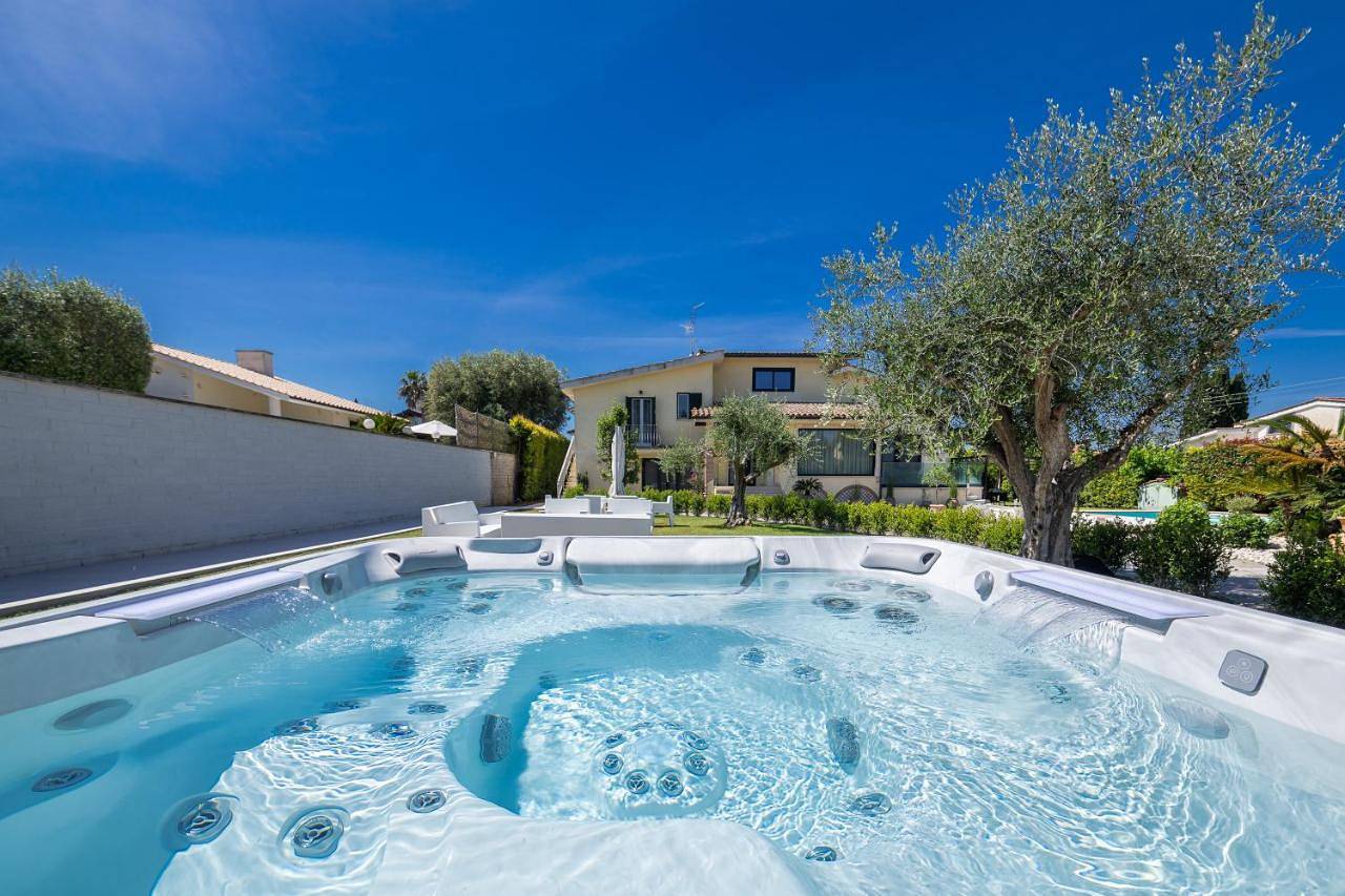 Villa Karina - Luxury Suite, Jacuzzi Pool & Garden Ostia Rome in Infernetto (Roma), Roma