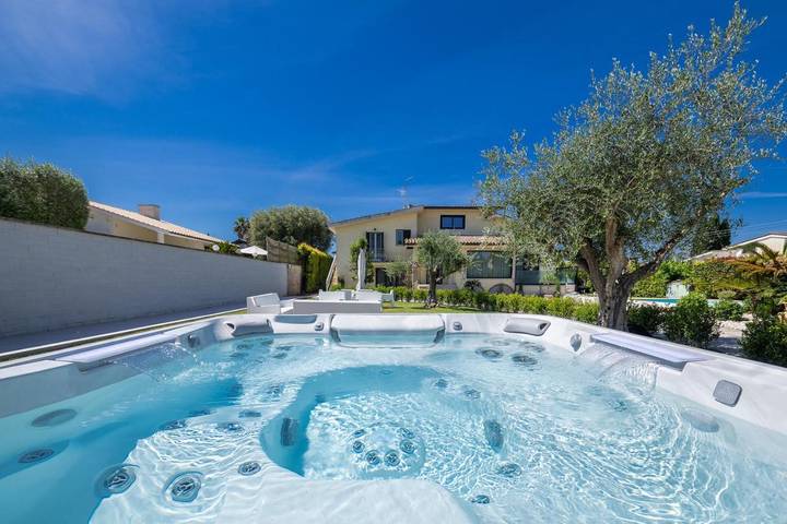 Villa für 9 Personen, mit Whirlpool und Pool sowie Garten in Rom